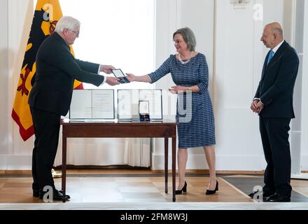 07. Mai 2021, Berlin: Bundespräsident Frank-Walter Steinmeier (l) verleiht im Schloss Bellevue den Verdienstorden der Bundesrepublik Deutschland an Elisabeth und Rafael Seligmann aus Berlin. Am 76. Jahrestag des 8. Mai 1945, als der zweite Weltkrieg endete und Deutschland und Europa vom Nationalsozialismus befreit wurden, Unter dem Motto „gemeinsam den Frieden stärken“ zeichnet der Bundespräsident drei Frauen und drei Männer aus, die sich für ein tolerantes Zusammenleben in unserer Gesellschaft engagiert haben und sich für ein herausragendes Engagement in der Erinnerungsarbeit eingesetzt haben. Foto: Bernd von Jutrczenka/dpa Pool/dpa Stockfoto