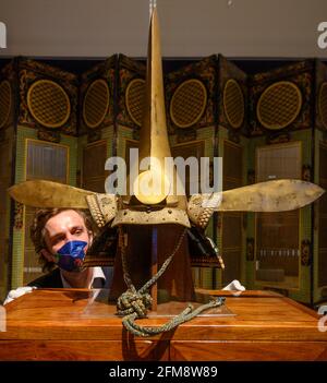 Bonhams, London, Großbritannien. Mai 2021. Die H Collection: Chinesische Möbel, archaische Bronzen und japanische Kunst, die am 13. Mai in London in Bonhams zum Verkauf angeboten wird. Bild: GOLDLACKIERTER KAWARI KABUTO (EXZENTRISCH GEFORMTER HELM), Edo-Zeit (1615-1868), 17./18. Jahrhundert, Schätzung: £20,000-30,000. Quelle: Malcolm Park/Alamy Live News Stockfoto