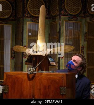 Bonhams, London, Großbritannien. Mai 2021. Die H Collection: Chinesische Möbel, archaische Bronzen und japanische Kunst, die am 13. Mai in London in Bonhams zum Verkauf angeboten wird. Bild: GOLDLACKIERTER KAWARI KABUTO (EXZENTRISCH GEFORMTER HELM), Edo-Zeit (1615-1868), 17./18. Jahrhundert, Schätzung: £20,000-30,000. Quelle: Malcolm Park/Alamy Live News Stockfoto