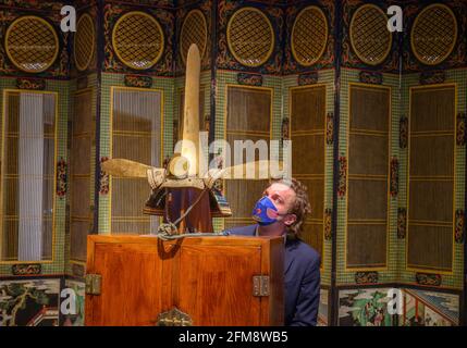 Bonhams, London, Großbritannien. Mai 2021. Die H Collection: Chinesische Möbel, archaische Bronzen und japanische Kunst, die am 13. Mai in London in Bonhams zum Verkauf angeboten wird. Bild: GOLDLACKIERTER KAWARI KABUTO (EXZENTRISCH GEFORMTER HELM), Edo-Zeit (1615-1868), 17./18. Jahrhundert, Schätzung: £20,000-30,000. Quelle: Malcolm Park/Alamy Live News Stockfoto