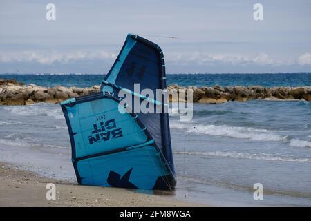 Kitesurfsegel, die am Strand in Palavas les Flots, in der Nähe von Carnon Plage und Montpellier, in der Region von okzitaine, Südfrankreich, fallen Stockfoto