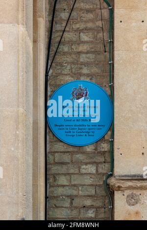 Eine blaue Gedenktafel von Cambridge City zu Ehren von Archie Scott-Brown, einem internationalen Rennfahrer. Hills Road, Cambridge, Großbritannien Stockfoto