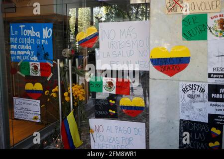 Mexiko-Stadt, Mexiko. Mai 2021. Kolumbianische Bürger nehmen an einer Demonstration vor der kolumbianischen Botschaft in Mexiko Teil, um ihre Wut gegen die Ausgangssperre des kolumbianischen Präsidenten Iván Duque auszudrücken, Die Militärs konnten Demonstranten aufgrund mehrerer Proteste, die nach dem Kongress von Präsident Iván Duque gemacht wurden, gewaltsam zerstreuen. Am 6. Mai 2021 in Mexiko-Stadt, Mexiko, wurde dem Kongress ein Vorschlag für eine Steuerreform vorgelegt, mit dem die Mittelschicht des kolumbianischen Landes besteuert werden soll. (Foto von Eyepix/Sipa USA) Quelle: SIPA USA/Alamy Live News Stockfoto