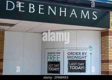 High Street, Southend on Sea, Essex, Großbritannien. Mai 2021. Der Debenhams-Laden im Einkaufszentrum Royals in Southend on Sea ist eine der Filialen der Kette, die am Montag, den 12. April, für einen Verkaufsabschluss wiedereröffnet wurde. Jetzt wurden Schilder in das Schaufenster gelegt, um die vorbeigehenden Käufer darüber zu informieren, dass das Geschäft heute endgültig geschlossen wird. Obwohl der Online-Händler Boohoo den Markennamen Debenhams gekauft hat, werden sie keine Geschäfte betreiben, sondern nur online verkaufen Stockfoto