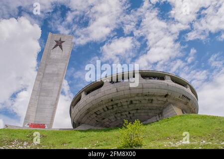 Buzludzha, Bulgarien. Auf dem Gipfel von Buzludzha befindet sich das Gedenkhaus der Kommunistischen Partei Bulgariens Stockfoto