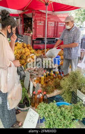 Izmir, Türkei – 18. August 2020; Menschen, die während einer Pandemie in Izmir, Türkei, Gesundheitsmasken auf einem offenen Markt tragen Stockfoto
