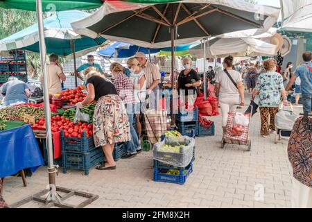 Izmir, Türkei – 18. August 2020; Menschen, die während einer Pandemie in Izmir, Türkei, Gesundheitsmasken auf einem offenen Markt tragen Stockfoto