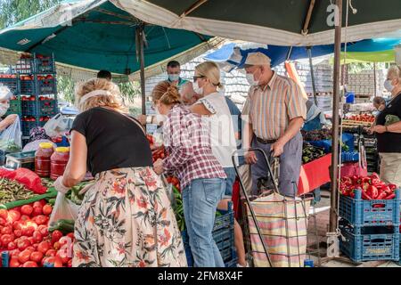 Izmir, Türkei – 18. August 2020; Menschen, die während einer Pandemie in Izmir, Türkei, Gesundheitsmasken auf einem offenen Markt tragen Stockfoto