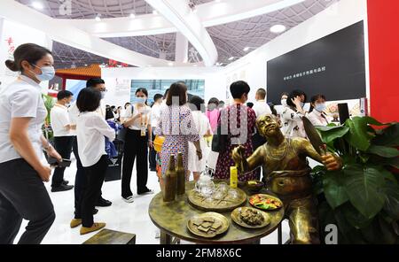HAIKOU, 7. Mai 2021 Besucher besuchen das Ausstellungsgelände von Chongqing in den Provinzen, Gemeinden und autonomen Regionen Chinas während der ersten China International Consumer Products Expo in Haikou, der Hauptstadt der südchinesischen Provinz Hainan, am 7. Mai 2021. Die erste China International Consumer Products Expo, die vom 7. Bis 10. Mai stattfinden soll, hat 648 ausländische Unternehmen und 1,365 Marken aus 69 Ländern und Regionen sowie 857 Unternehmen und 1,263 Marken aus China angezogen. Mit 80,000 Quadratmetern wird die expo die größte konsumgütermesse in Asien sein.Quelle: Xinhua/Alamy Liv Stockfoto