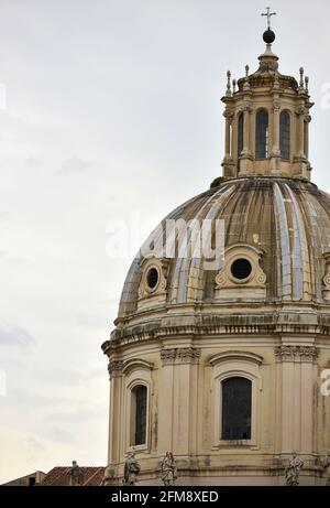 Kirchturm der Kirche des Heiligen Namens Mariens eine römisch-katholische Kirche in Rom, Italien Stockfoto