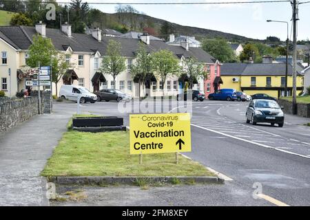 Bantry, West Cork, Irland. Mai 2021. Schilder, die die Richtung zum Impfzentrum des Bantry Coronavirus zeigen, das sich im Bantry Primary Care Center befindet. Kredit: Karlis Dzjamko/Alamy Live Nachrichten Stockfoto