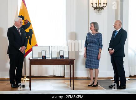 07. Mai 2021, Berlin: Bundespräsident Frank-Walter Steinmeier verleiht im Schloss Bellevue den Verdienstorden der Bundesrepublik Deutschland an Elisabeth und Rafael Seligmann aus Berlin. Am 76. Jahrestag des 8. Mai 1945, als der zweite Weltkrieg endete und Deutschland und Europa vom Nationalsozialismus befreit wurden, Der Bundespräsident ehrt drei Frauen und drei Männer unter dem Motto "gemeinsam den Frieden stärken", die sich für die Erinnerungsarbeit engagiert haben und sich für ein tolerantes Zusammenleben in unserer Gesellschaft eingesetzt haben. Foto: Bernd von Jutrczenka/dpa Pool/dpa Stockfoto