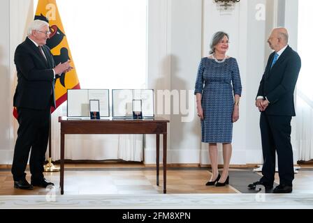 07. Mai 2021, Berlin: Bundespräsident Frank-Walter Steinmeier verleiht im Schloss Bellevue den Verdienstorden der Bundesrepublik Deutschland an Elisabeth und Rafael Seligmann aus Berlin. Am 76. Jahrestag des 8. Mai 1945, als der zweite Weltkrieg endete und Deutschland und Europa vom Nationalsozialismus befreit wurden, Der Bundespräsident ehrt drei Frauen und drei Männer unter dem Motto "gemeinsam den Frieden stärken", die sich für die Erinnerungsarbeit engagiert haben und sich für ein tolerantes Zusammenleben in unserer Gesellschaft eingesetzt haben. Foto: Bernd von Jutrczenka/dpa Pool/dpa Stockfoto