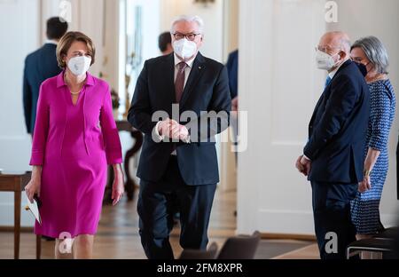 07. Mai 2021, Berlin: Bundespräsident Frank-Walter Steinmeier und seine Frau Elke Büdenbender kommen zum Empfang des Verdienstordens der Bundesrepublik Deutschland im Schloss Bellevue, daneben stehen Elisabeth und Rafael Seligmann aus Berlin. Am 76. Jahrestag des 8. Mai 1945, als der zweite Weltkrieg endete und Deutschland und Europa vom Nationalsozialismus befreit wurden, Unter dem Motto „gemeinsam den Frieden stärken“ zeichnet der Bundespräsident drei Frauen und drei Männer aus, die sich für die Gedenkarbeit besonders engagiert haben und sich für tolerante Coexis eingesetzt haben Stockfoto