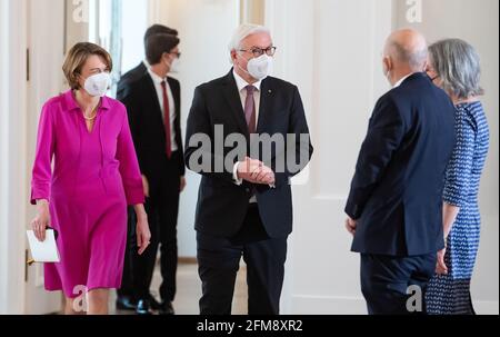 07. Mai 2021, Berlin: Bundespräsident Frank-Walter Steinmeier und seine Frau Elke Büdenbender nehmen an der Verleihung des Verdienstordens der Bundesrepublik Deutschland im Schloss Bellevue Teil und heißen Elisabeth und Rafael Seligmann aus Berlin willkommen. Am 76. Jahrestag des 8. Mai 1945, als der zweite Weltkrieg endete und Deutschland und Europa vom Nationalsozialismus befreit wurden, Unter dem Motto „gemeinsam den Frieden stärken“ zeichnet der Bundespräsident drei Frauen und drei Männer aus, die sich für eine tolerante Koexistenz eingesetzt haben und sich für ein herausragendes Engagement in der Erinnerungsarbeit eingesetzt haben Stockfoto