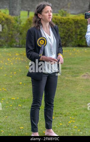 Saltyre Sport Center, Arbroath, Angus, Schottland, Großbritannien, 7. Mai 2021: SNP-Kandidat Mairi Gougeon für Angus North & Mearns wird außerhalb der Stimmenauszählung in Arbroath interviewt. Der Wahlkreis Angus North & Mearns ist ein Zweipferderennen zwischen dem Konservativen Braden Davy und der SNP Mairi Gougeon. Mairi diente als Gesundheitsminister der SNP in der letzten SNP-Regierung.Quelle:Barry Nixon/Alamy Live News Stockfoto