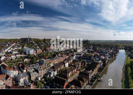 Luftaufnahme der Arundel Kathedrale und des Schlosses in der alten historischen Stadt Arundel in Südengland am Ufer des Flusses Arun. Stockfoto