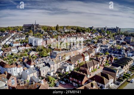 Luftaufnahme der Arundel Kathedrale und des Schlosses in der alten historischen Stadt Arundel in Südengland am Ufer des Flusses Arun. Stockfoto