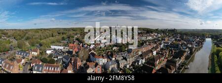 Luftpanorama der Arundel Kathedrale, die die alte historische Stadt Arundel in Südengland überblickt. Stockfoto