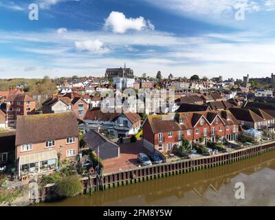 Luftaufnahme der Kathedrale von Arundel, die in einer dominierenden Position mit Blick auf die alte historische Stadt Arundel in Südengland liegt. Stockfoto