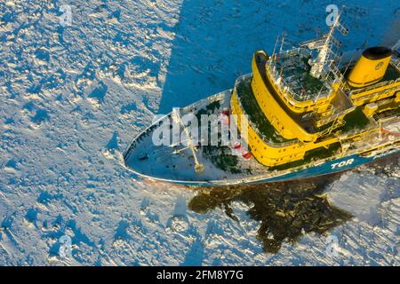 Sabetta, Region Tjumen, Russland - 7. April 2021: Der Tor-Eisbrecher zieht in Eis. Stockfoto