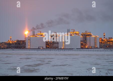 Sabetta, Region Tjumen, Russland - 4. April 2021: Erdgasverarbeitungsanlage Sabetta in Russland. Eine Pflanze im hohen Norden. Stockfoto