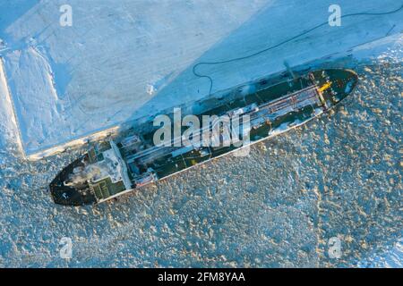 Sabetta, Region Tjumen, Russland - 30. März 2021: Der Tanker befindet sich am Pier. Das Wetter ist kalt, es gibt Schnee auf Deck und Dock. Stockfoto