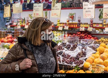 Saint Lawrence Market in Toronto, Kanada. Der berühmte Ort gilt als einer der besten Lebensmittelmärkte der Welt. Lateinamerikanische Frau, die in einem Stockfoto