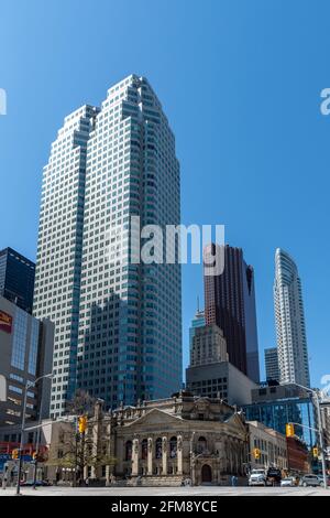 Hockey Hall of Fame (unten) und die Wolkenkratzer am Brookfield Place. Architektonischer Kontrast Alt gegen Neu in Toronto, Kanada Stockfoto