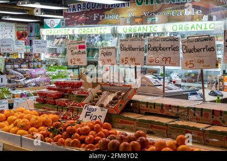 Saint Lawrence Market in Toronto, Kanada. Der berühmte Ort gilt als einer der besten Lebensmittelmärkte der Welt. Das Bild zeigt ein Obst und Gemüse Stockfoto