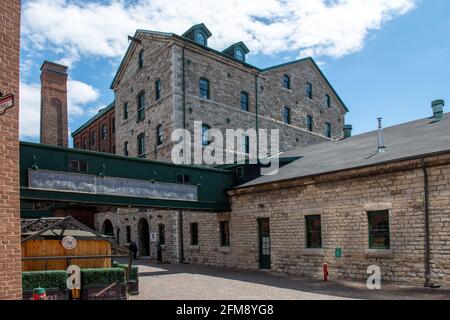 Der Distillery District ist eines der berühmtesten Touristenattraktionen in der Altstadt von Toronto, Kanada. In diesen Tagen ist der berühmte Ort leer d Stockfoto