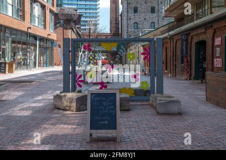 Der Distillery District ist eines der berühmtesten Touristenattraktionen in der Altstadt von Toronto, Kanada. In diesen Tagen ist der berühmte Ort leer d Stockfoto