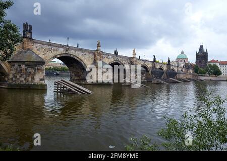 PRAHA, CZECH REP., 11. JUN 2020: Karlsbrücke in Prag und Moldau. Wolkiger Tag. Stockfoto