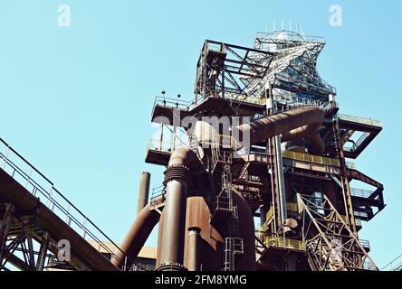 OSTRAVA, TSCHECHISCHE REPUBLIK - 21. APRIL 2019: Der Aussichtsturm Bolt Tower wurde über dem Hochofen Nummer 1 in Ostrava, Dolni Vitkovice indus, errichtet Stockfoto