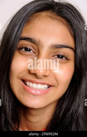 Mumbai Maharashtra Indien Asien April 25 2021 Portrait of Lovely indisches Mädchen Teenager 14 Jahre alt lächelt auf hellem Hintergrund Stockfoto