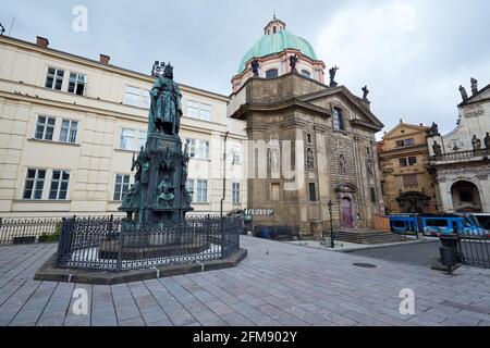 PRAHA, CZECH REP., 11. JUN 2020: Statue von Karl IV., Museum der Karlsbrücke und Kirche des Heiligen Franziskus von Assisi, Krizovnicke Platz in der Nähe von Charles br Stockfoto