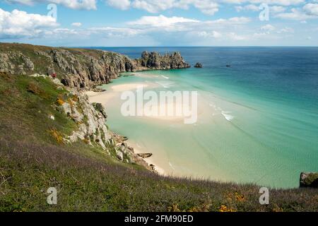 Pedn Vounder Beach, West Cornwall, Großbritannien bei Ebbe Stockfoto