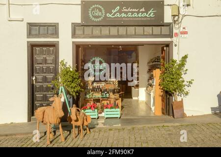 Teguise, Spanien - 20. Januar 2021: Souvenirshop von Teguise auf der Kanarischen Insel Lanzarote in Spanien Stockfoto