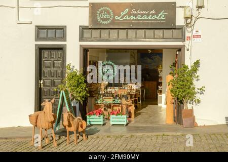 Teguise, Spanien - 20. Januar 2021: Souvenirshop von Teguise auf der Kanarischen Insel Lanzarote in Spanien Stockfoto