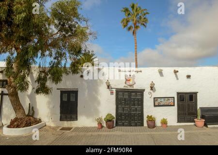 Teguise, Spanien - 24. Januar 2021: Die Kolonialstadt Teguise auf der Kanarischen Insel Lanzarote in Spanien Stockfoto