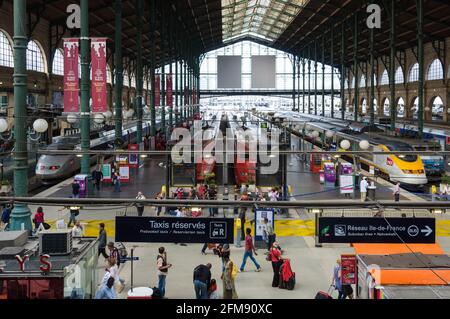 PARIS, FRANKREICH - CA. AUGUST 2011: TGV- und Thalys-Züge im Gare du Nord. Stockfoto