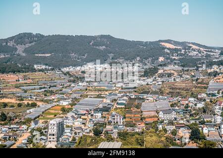 Panoramalandschaft, Dalat, Langbian Plateau, Vietnam Central Highland Region. Gemüsefelder, viele Häuser, Architektur, Ackerland, Gewächshaus Stockfoto