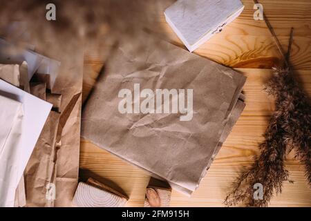 Trockenes Schilf, Schilf in Retro-Vase, Holz und neutralen Farben. Bastelpapier für Nachbau. Stockfoto