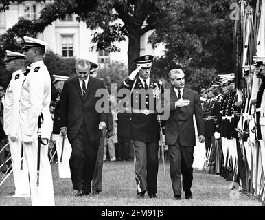 US-Präsident Lyndon B. Johnson, links, Und der Kommandant der Truppen, Oberst der US-Armee Joseph Conmy, Jr., in der Mitte, eskortiert Mohammad Reza Pahlavi, den Schah des Iran, rechts, die Linie während einer feierlichen Ankunft auf dem South Lawn des Weißen Hauses in Washington, DC am 22. August 1967. Der Shah ist für einen informellen Besuch in Washington.Quelle: Arnie Sachs/CNP/Sipa USA Quelle: SIPA USA/Alamy Live News Stockfoto