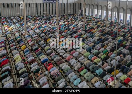 Muslime beten Juma'ah- tul-Wida in der Baitul Mukarram National Mosque in Dhaka.Muslime aus Bangladesch nehmen am letzten Freitag an den Gebeten des Ramadan (Juma-tul-Wida) in der nationalen Moschee von Bangladesch, Baitul Mukarram in Dhaka, Teil. Juma-tul-Wida, der letzte Freitag des Ramadan, hat besondere Bedeutung für Muslime, die an diesem Tag Gebete anbieten und Barmherzigkeit bei Allah dem Allmächtigen suchen. Besondere Gebete werden auch bei dieser Gelegenheit angeboten, insbesondere für das Ende des Elend, das den Muslimen in der ganzen Welt gegenübersteht. (Foto von Sazzad Hossain/SOPA Images/Sipa USA) Stockfoto