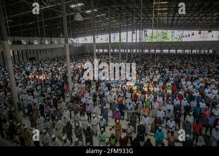 Muslime beten Juma'ah- tul-Wida in der Baitul Mukarram National Mosque in Dhaka.Muslime aus Bangladesch nehmen am letzten Freitag an den Gebeten des Ramadan (Juma-tul-Wida) in der nationalen Moschee von Bangladesch, Baitul Mukarram in Dhaka, Teil. Juma-tul-Wida, der letzte Freitag des Ramadan, hat besondere Bedeutung für Muslime, die an diesem Tag Gebete anbieten und Barmherzigkeit bei Allah dem Allmächtigen suchen. Besondere Gebete werden auch bei dieser Gelegenheit angeboten, insbesondere für das Ende des Elend, das den Muslimen in der ganzen Welt gegenübersteht. (Foto von Sazzad Hossain/SOPA Images/Sipa USA) Stockfoto