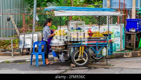 Bangkok Thailand 22. Mai 2018 Essen und Obst wie Jackfruit an einem Street Food Stand in Bangkok Thailand kaufen. Stockfoto