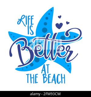 Das Leben am Strand ist besser - inspirierendes Zitat über den Sommer. Lustige Typografie mit Seestern. Einfache Vektorbeschriftung für Druck und Poster. Girly de Stock Vektor