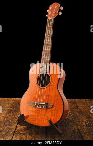 Ukulele Hawaiianische Gitarre auf Holzbackgroun aus nächster Nähe Stockfoto