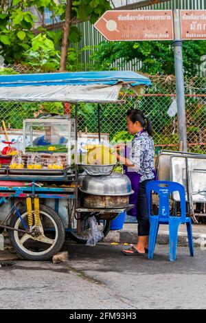 Bangkok Thailand 22. Mai 2018 Essen und Obst wie Jackfruit an einem Street Food Stand in Bangkok Thailand kaufen. Stockfoto